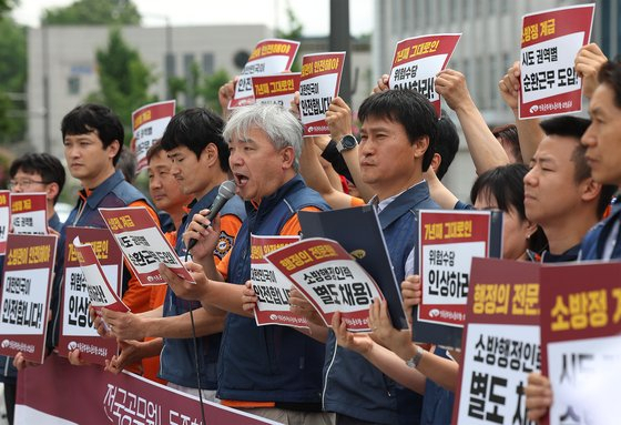 지난달 5일 서울 용산구 대통령실 앞에서 전국공무원노동조합 소방본부 출범 2주년 기자회견이 열린 가운데 김주형 전국공무원노조 소방본부장이 발언하고 있다. 연합뉴스