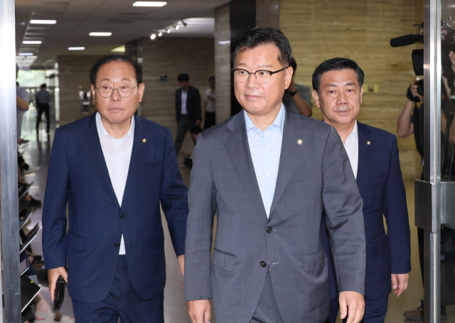 지난 22일 국회에서 열린 윤리특별위원회 제1소위원회 3차회의에 소위위원장인 국민의힘 이양수 의원(가운데)이 참석하고 있다. 연합뉴스