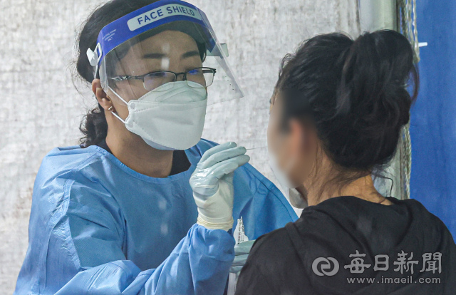 지난달 30일 대구 달서구보건소 선별진료소에서 한 시민이 PCR 검사를 받고 있다. 안성완 기자 asw0727@imaeil.com