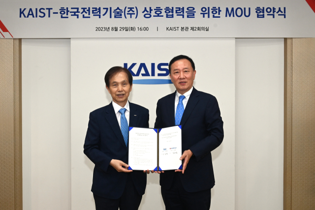 지난 29일, KAIST 본관에서 열린 협약식에서 한국전력기술 김성암 사장(오른쪽)과 KAIST 이광형 총장이 상호협력을 위한 MOU를 체결했다. 한국전력기술 제공