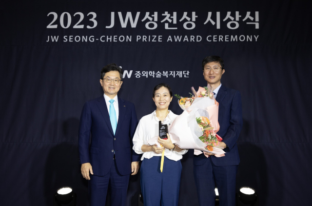 (왼쪽부터) 이경하 중외학술복지재단 이사장(JW그룹 회장)과 제11회 JW성천상 수상자 김동연·안미홍 씨가 기념촬영을 하고 있다.