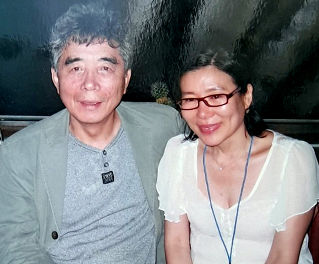 이유선 시 행위예술가(사진 오른쪽)와 고 문인수 시인이 행사에서 촬영한 사진. 이유선 씨 제공.