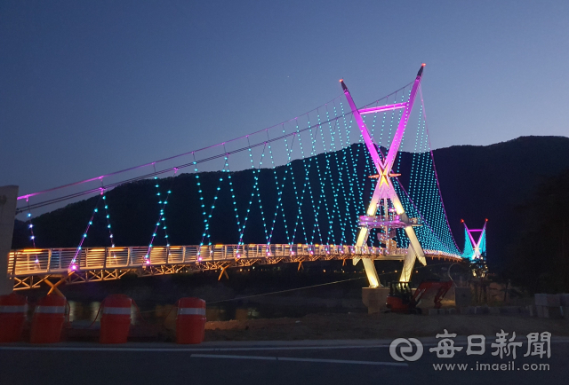 보현산댐 출렁다리 야경 모습. 매일신문DB