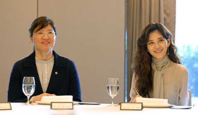 장미란 문화체육관광부 제2차관이 이부진 한국방문의해위원회 위원장과 함께 31일 서울 중구 신라호텔 오키드홀에서 열린 (재)한국방문의해위원회 이사 오찬 간담회에 참석하고 있다. 문화체육관광부
