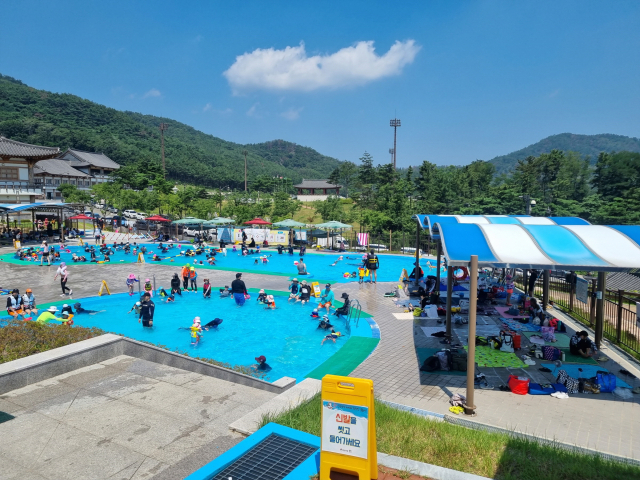 경주를 찾은 관광객과 시민들이 화랑마을 내 문무 야외수영장에서 물놀이를 즐기고 있다. 경주시 제공