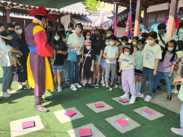 대구 군위군 역사문화재현테마공원인 사라온아야기마을이 가을 프로그램을 편성하고, 대구시민과 경북도민의 방문을 기다리고 있다. 군위군 제공