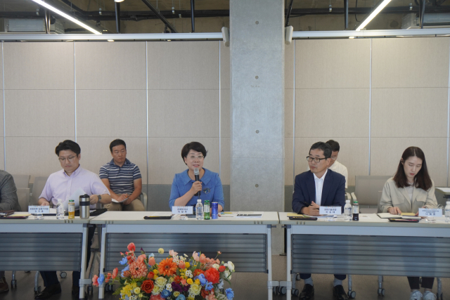 경북도는 31일 저출생·고령화 문제를 로봇산업 키워 해결하고 글로벌 로봇 시장을 이끈다는 목표로 권역별 인공지능(AI) 로봇산업 생태계 조성하고 전문인력 양성 분야에 9개 실천 과제를 추진한다고 밝혔다. 경북도 제공