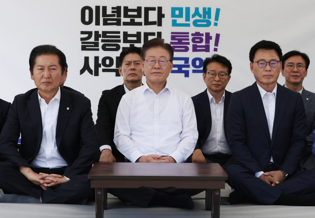 더불어민주당 이재명 대표가 31일 오후 국회 본청 앞에서 단식 농성을 하고 있다. 이 대표는 이날 취임 1주년 기자간담회에서 