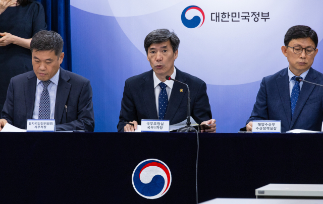박구연 국무조정실 1차장(왼쪽 두 번째)이 31일 오전 서울 종로구 정부서울청사에서 열린 일본 후쿠시마 원전 오염수 방류 관련 정부 일일 브리핑에 참석해 도쿄 전력이 제공한 방류 데이터에 대한 우리 정부의 분석을 발표하고 있다. 연합뉴스