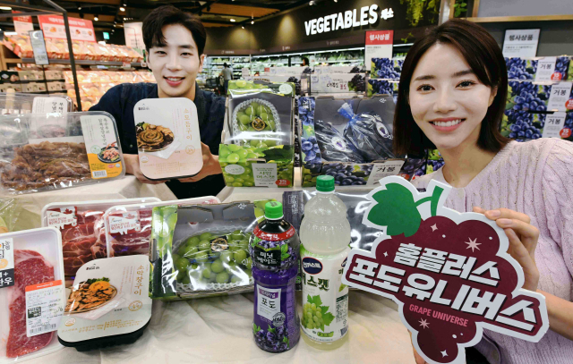 홈플러스가 구이데이(9월 2일)를 맞아 오는 6일까지 한우 등 각종 구이류를 최대 반값에 선보이는 한편, 제철 맞은 포도 전품목을 할인하는 