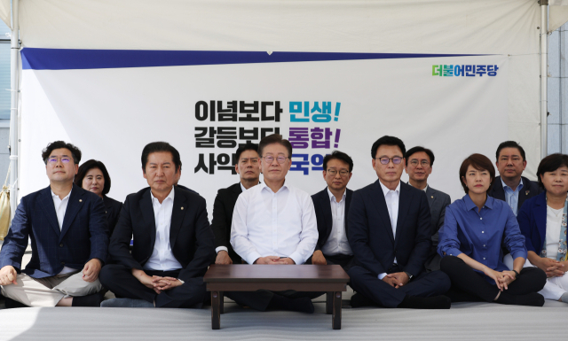 더불어민주당 이재명 대표가 31일 오후 국회 본청 앞에서 단식 농성을 하고 있다. 이 대표는 이날 취임 1주년 기자간담회에서 