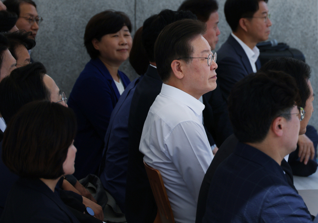 더불어민주당 이재명 대표가 31일 오후 국회 본청 앞에서 단식 농성을 하고 있다. 이 대표는 이날 취임 1주년 기자간담회에서