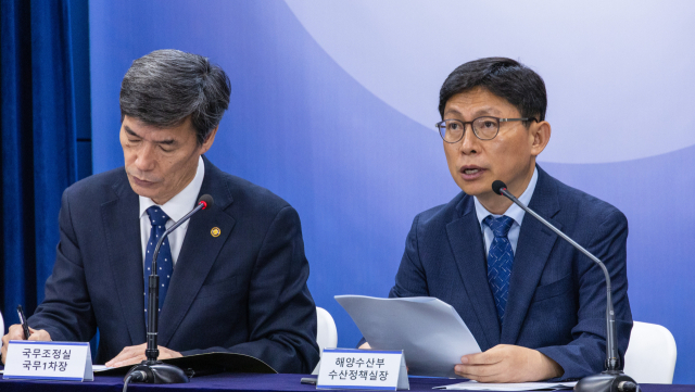 최용석 해양수산부 수산정책실장(왼쪽)이 31일 오전 서울 종로구 정부서울청사에서 열린 일본 후쿠시마 원전 오염수 방류 관련 정부 일일 브리핑에 참석해 우리 해역·수산물 방사능 검사 결과 발표하고 있다. 연합뉴스