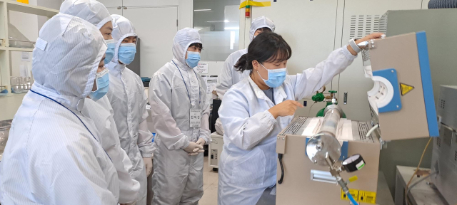 영남대 반도체인력양성사업단이 반도체 공정실습 단기교육을 하고 있는 모습. 영남대 제공
