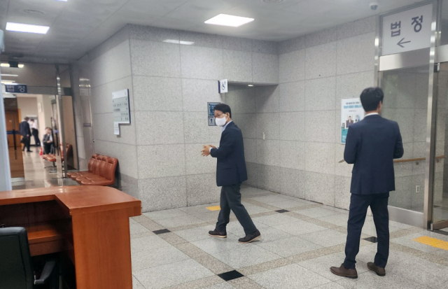 박남서 영주시장이 31일 대구지법 안동지원에서 열린 공판에 참가하고자 법정에 들어가고 있다. 김영진 기자