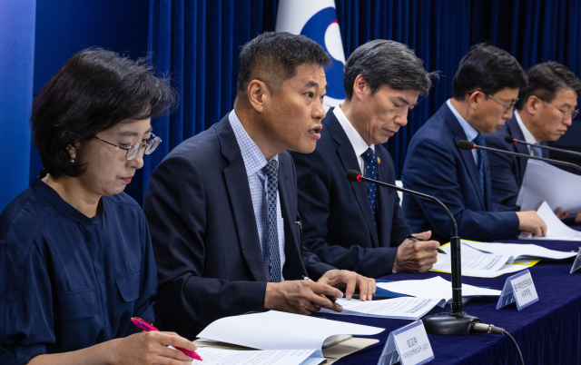임승철 원자력안전위원회 사무처장(왼쪽 두 번째) 31일 오전 서울 종로구 정부서울청사에서 열린 일본 후쿠시마 원전 오염수 방류 관련 정부 일일 브리핑에 참석해 도쿄전력이 제공하는 삼중수소 희석 및 측정 관련 설명을 하고 있다. 연합뉴스