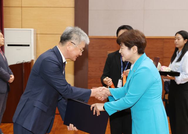 강은희 대구교육감이 홍조근정훈장을 받은 이광수 대구동중 교장과 악수를 나누고 있다. 대구시교육청 제공