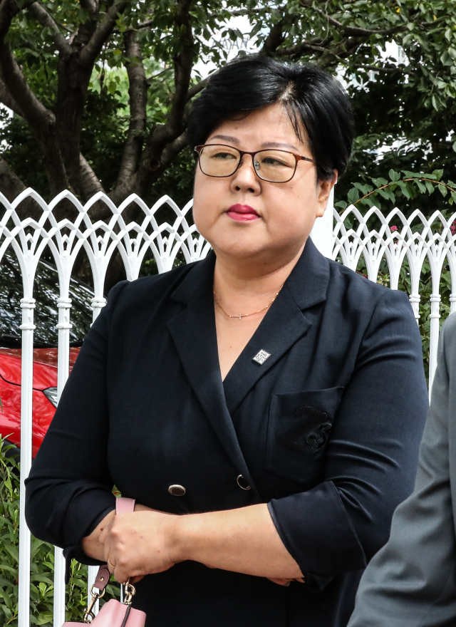 이태원 참사 유가족과 화물연대 조합원을 비하하는 글을 올린 혐의(모욕)로 기소된 김미나 창원시의원이 31일 오전 경남 창원시 마산합포구 창원지법 마산지원에서 열린 공판을 마치고 걸어가고 있다. 연합뉴스