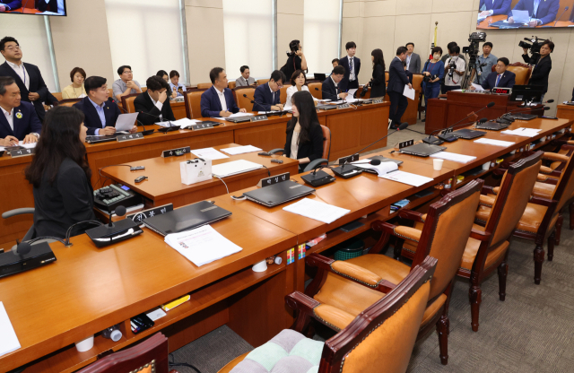 31일 국회 행정안전위원회에서 김교흥 위원장이 회의를 진행하고 있다. 이날 행안위는 