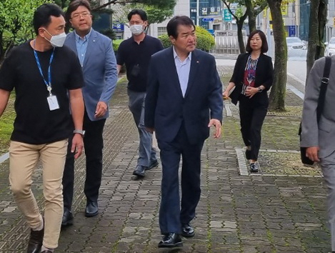 공직선거법 위반 혐의로 구속영장이 청구된 김충섭 김천시장이 지난해 대구지법 김천지원으로 출석하고 있다. 연합뉴스