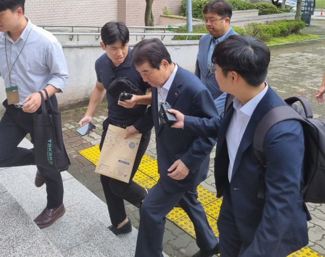 공직선거법 위반 혐의로 구속영장이 청구된 김충섭 김천시장이 31일 오전 11시 대구지법 김천지원으로 출석하고 있다. 연합뉴스