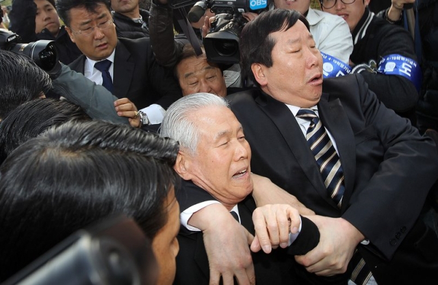 이승만 전 대통령의 양자 이인수 박사가 지난 2011년 4월 19일 오전 서울 강북구 수유리동 국립 4.19민주묘지 입구에서 4.19단체의 거부로 인해 발길을 돌리고 있다. 이날 이인수 박사는 참배를 한 후 4.19혁명 희생자와 유가족에 사죄 성명을 발표할 예정이였으나 4.19단체들의 거부로 무산됐다. 연합뉴스