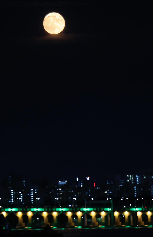 한 달 중 두 번째 뜬 보름달이면서 가장 큰 달인 