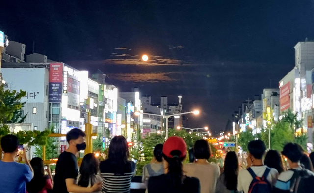31일 오후 광주 서구 쌍촌동 동쪽 하늘에