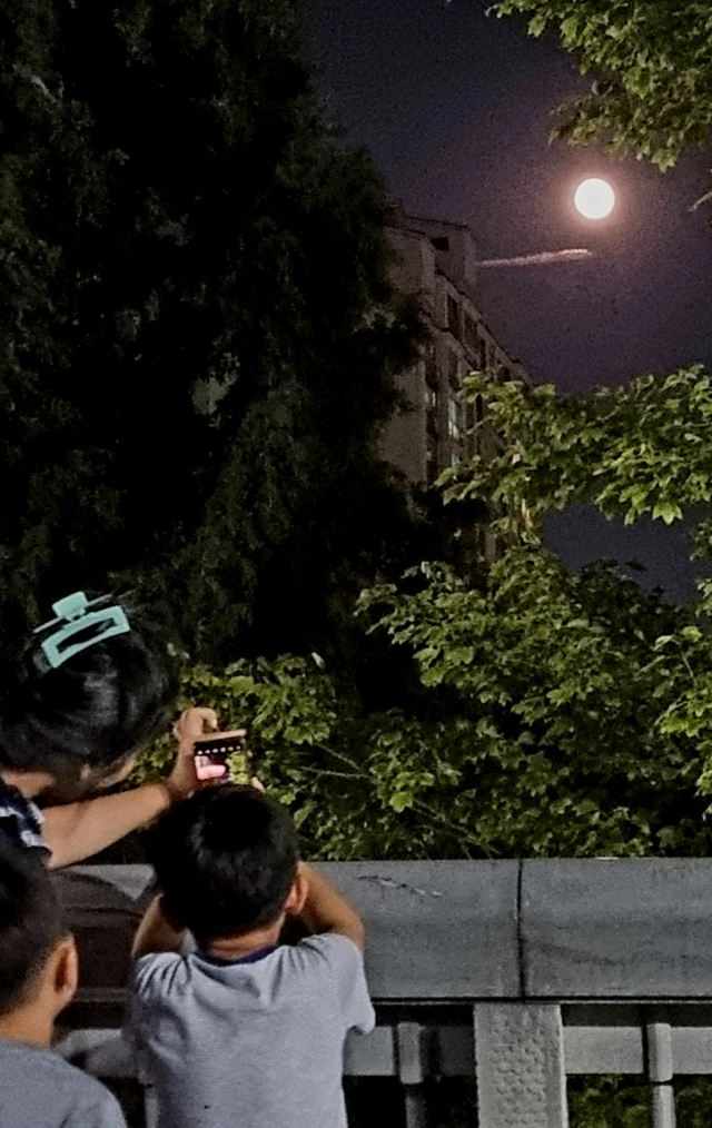31일 오후 광주 서구 쌍촌동 동쪽 하늘에