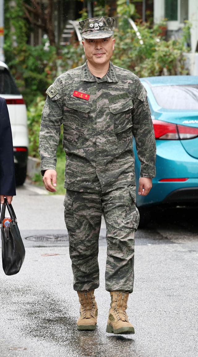박정훈 전 해병대 수사단장이 28일 오후 국방부 검찰단에 출석하기 위해 서울 용산구 국방부로 향하고 있다. 연합뉴스
