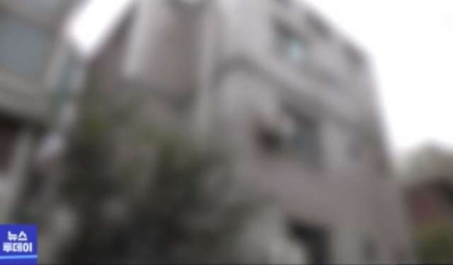 지난달 28일 서울 강북구 40대 남녀가 사망한 채로 발견된 사건과 관련, 사망한 여성의 신고로 출동한 경찰이 현장에서 흡연만 하고 떠난 사실이 확인되면서 부실 대응 논란이 불거지고 있다. MBC 보도화면 캡처