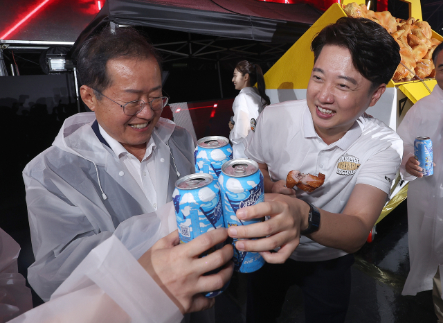 국민의힘 이준석 전 대표와 홍준표 대구시장이 30일 대구 달서구 두류야구장에서 개막한 '2023 대구치맥페스티벌' 개막식에 참석하고 있다. 연합뉴스