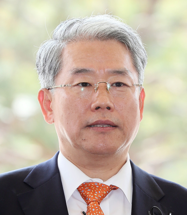 산업통상자원부는 31일 최대 에너지 공기업 한국전력의 신임 사장으로 4선(17∼20대) 국회의원을 지낸 김동철 전 의원(사진)을 단수로 추천했다. 한전은 내달 1일 임시 이사회를 열어 김 전 의원을 신임 사장으로 선임하기 위한 주주총회 안건을 의결할 것으로 보인다. 연합뉴스