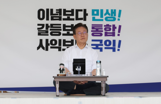 더불어민주당 이재명 대표가 31일 오후 국회 본청 앞에서 단식 농성을 하고 있다. 이 대표는 이날 취임 1주년 기자간담회에서 