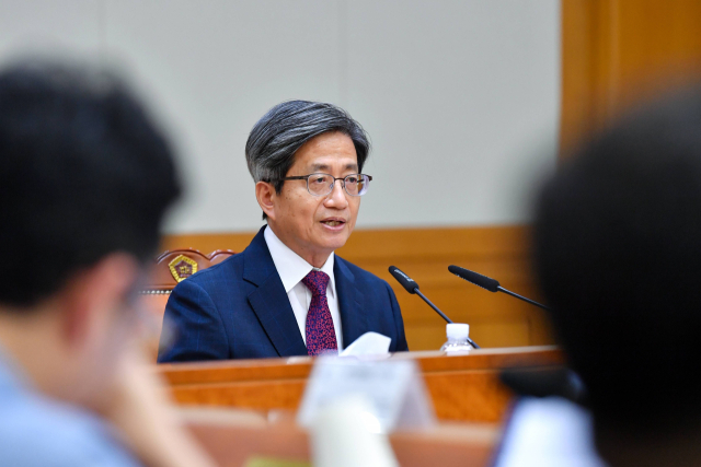 김명수 대법원장이 지난달 31일 서울 서초구 대법원에서 열린 법조기자단 간담회에서 발언하고 있다. 연합뉴스