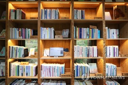 2030세대 가구가 책을 사는데 쓰는 비용이 한 달에 채 1만원이 되지 않는 것으로 조사됐다. 해당 통계를 집계한 이후 1만원 밑으로 떨어진 것은 이번이 처음이다. 연합뉴스