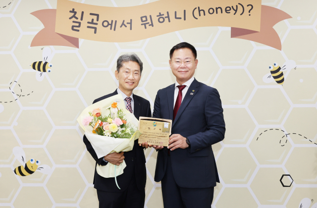김재욱 칠곡군수(오른쪽)가 화재가 난 경쟁업체에 공장을 무상 대여해준 박병태 (주)대일기업 대표에게 감사패를 전달하고 있다. 칠곡군 제공