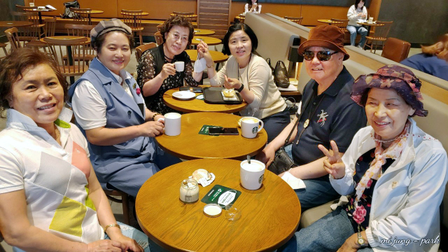 사연을 보낸 박미정 씨와 고 박방희 전 대구문인협회장과 찻집에서의 즐거운 한때. 오른쪽에서 두 번째가 고 박방희 전 대구문인협회장. 왼쪽에서 두 번째가 박미정 씨. 본인 제공