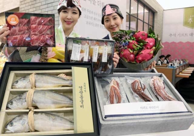 신세계백화점은 오는 11일부터 전 지점에서 명절 선물 특설 매장을 열고 본 판매에 돌입한다고 3일 밝혔다. 사진은 모델들이 추석 선물 세트를 소개하는 모습. 연합뉴스