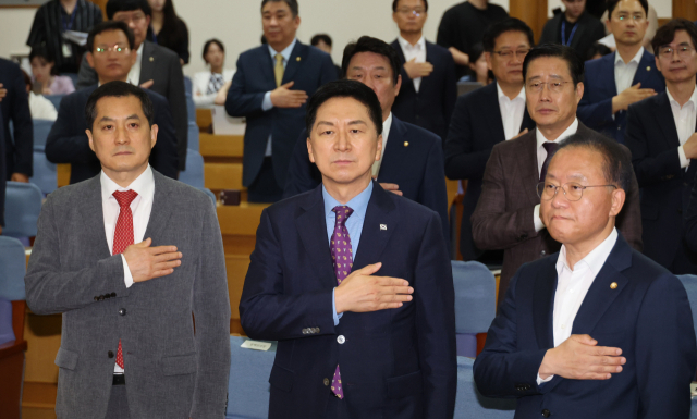 국민의힘 김기현 대표가 1일 국회에서 열린 의원총회에서 국민의례를 하고 있다. 왼쪽부터 박대출 정책위의장, 김 대표, 윤재옥 원내대표. 연합뉴스