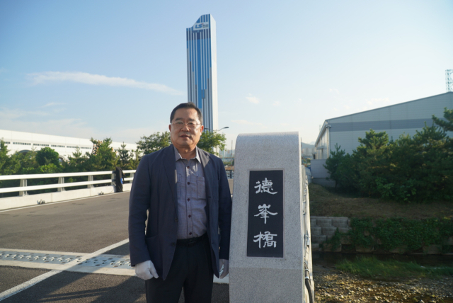 구자열 LS 이사회 의장이 강원도 동해시 해저케이블 사업장에 자신의 호를 따 명명한 덕봉(德峰)교 위에서 기념 사진을 찍고 있다.