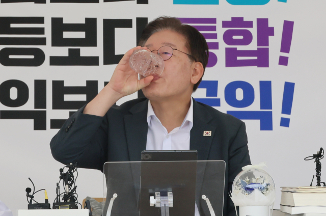 단식 나흘째인 더불어민주당 이재명 대표가 3일 오전 국회 단식농성장에서 물을 마시고 있다. 연합뉴스