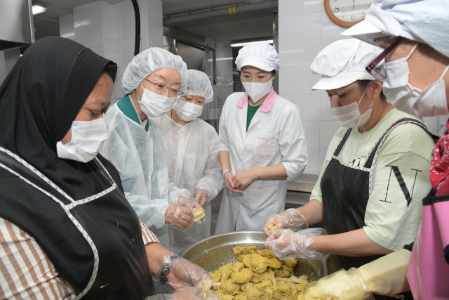 오유경 식품의약품안전처장이 10일 새만금 세계 스카우트 잼버리 참가자들에게 할랄·비건 음식을 제공하는 전북 익산시 원광대 급식소를 찾아 위생 상태를 살피고 있다. 연합뉴스