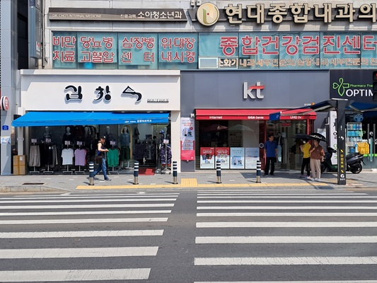 경북경찰청은 지난달 7일부터 25일까지 3주에 걸쳐 경찰, 지자체, 시설 관계자 등 TF팀을 꾸리고서 도내 공연장과 대형쇼핑몰 등 다중운집 장소 57곳을 특별점검했다고 4일 밝혔다. 경산시장 앞. 경북경찰청 제공