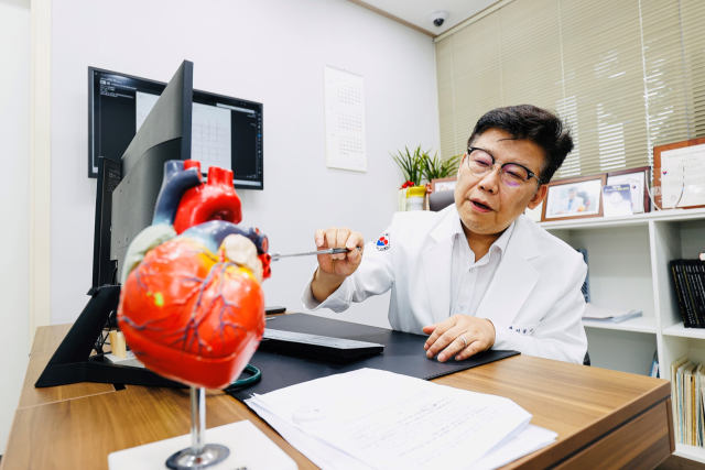 신동구심맥내과 신동구 원장이 매일신문과의 인터뷰에서 부정맥에 관한 설명을 하고 있다. 신동구심맥내과 제공