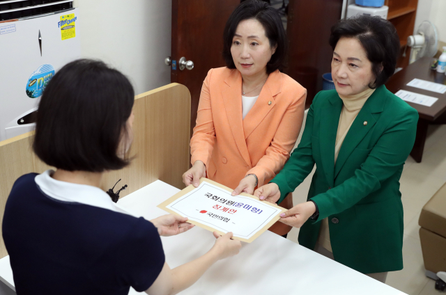 국민의힘 전주혜 원내대변인과 조명희 원내부대표가 4일 오전 국회 의안과에서 무소속 윤미향 의원에 대한 징계안을 제출하고 있다. 연합뉴스