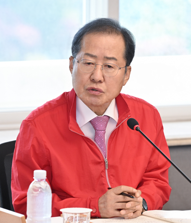 홍준표 대구시장은 4일 시청 산격청사에서 간부회의를 열고