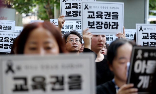 지난해 9월 4일 오후 대구시교육청 앞 분수광장에서 열린 서울 故 서이초 교사 49재 추모집회에 참가한 교사들이 손피켓을 들고 구호를 외치고 있다. 김영진 기자 kyjmaeil@imaeil.com