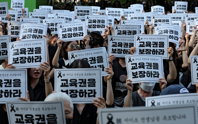 지난달 오후 대구시교육청 앞 분수광장에서 열린 서울 故 서이초 교사 49재 추모집회에 참가한 교사들이 손피켓을 들고 구호를 외치고 있다. 매일신문DB