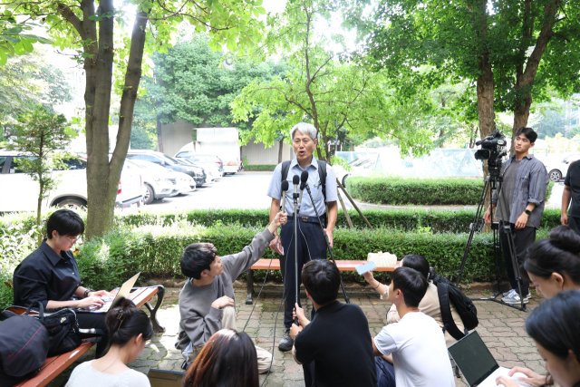 1일 경기도 고양시 탄현동에서 신학림 전 언론노조위원장이 검찰 수사에 대한 기자회견을 열고 취재진 질문에 답하고 있다. 이날 검찰은 화천대유자산관리 대주주 김만배 씨와 윤석열 대통령의 부산저축은행 사건 수사 무마 의혹에 대한 허위 인터뷰를 해주고 금품을 수수한 혐의로 신 전 위원장에 대해 수사에 나섰다. 연합뉴스